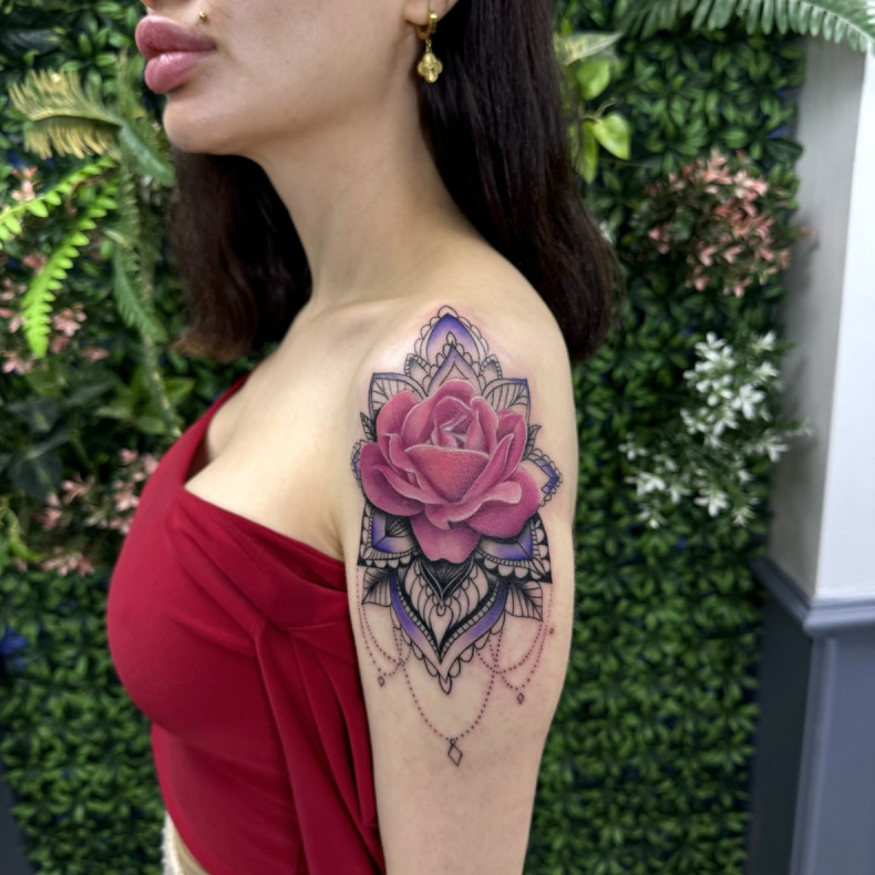 Gül ve Mandala Omuz Dövmesi
