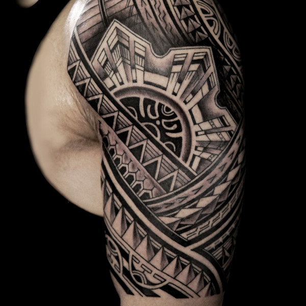 Maori Tribal Kol Dövmesi