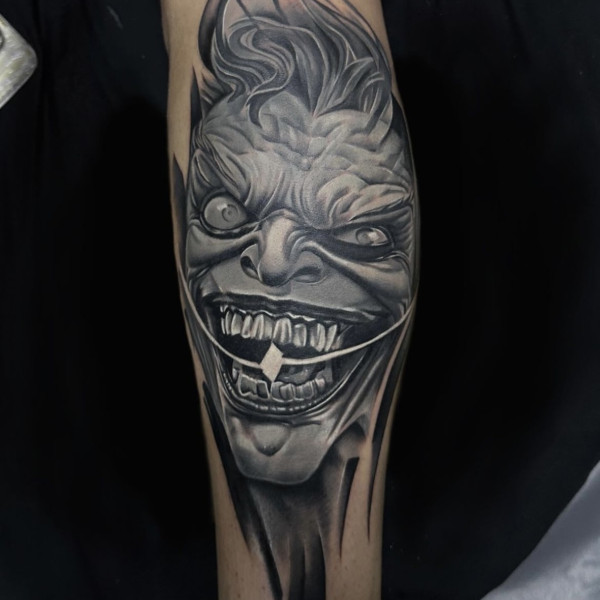 Siyah Gri Joker Yüz Dövmesi
