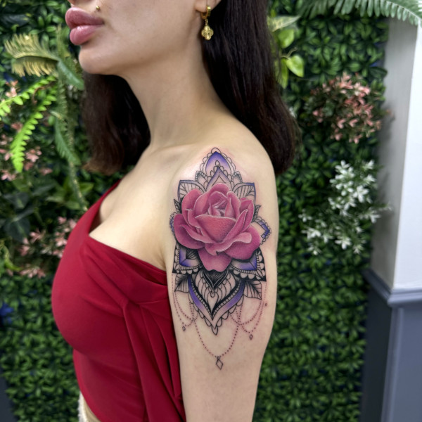 Gül ve Mandala Omuz Dövmesi