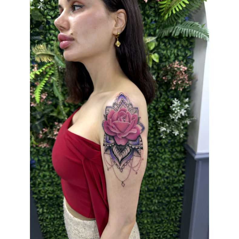 Gül ve Mandala Omuz Dövmesi